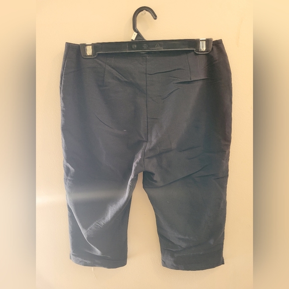 🌻3 for $15. Women's lightweight capri's. Waist 30" - Picture 2 of 3